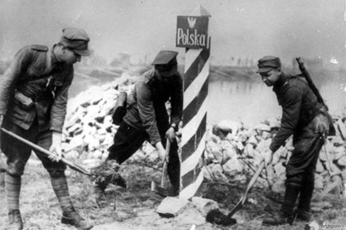Polnische Soldaten setzen Grenzpfosten am Oderufer, Foto 1945